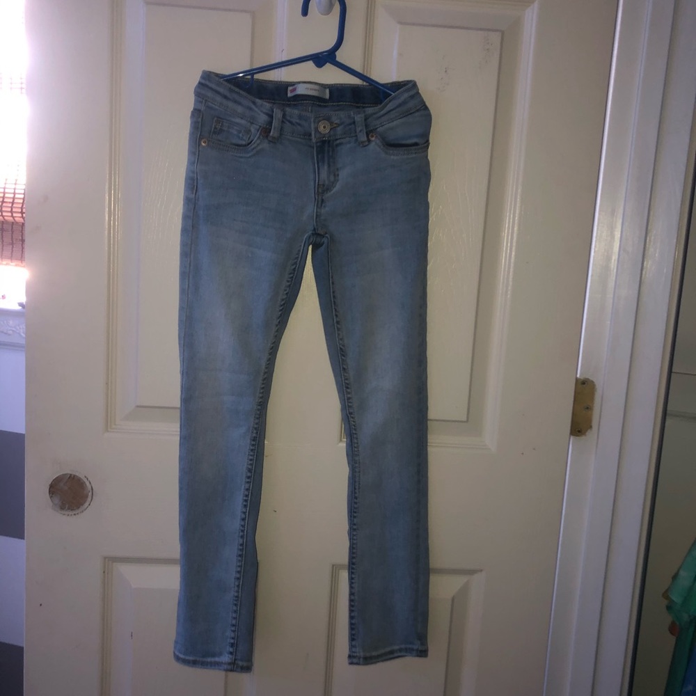 Light colored Levi jeans.